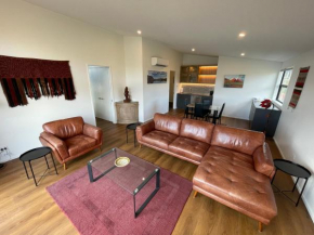Wanaka easy-living with lake views
